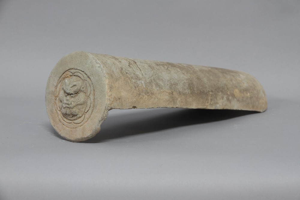 唐兽面纹瓦当(带筒瓦)