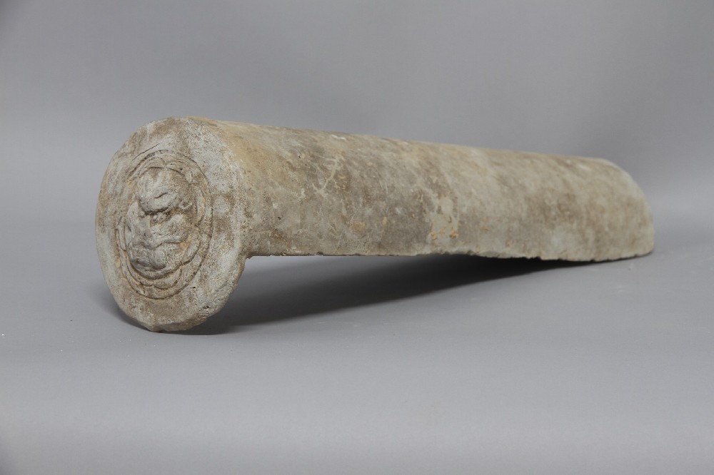 唐兽面纹瓦当(带筒瓦)