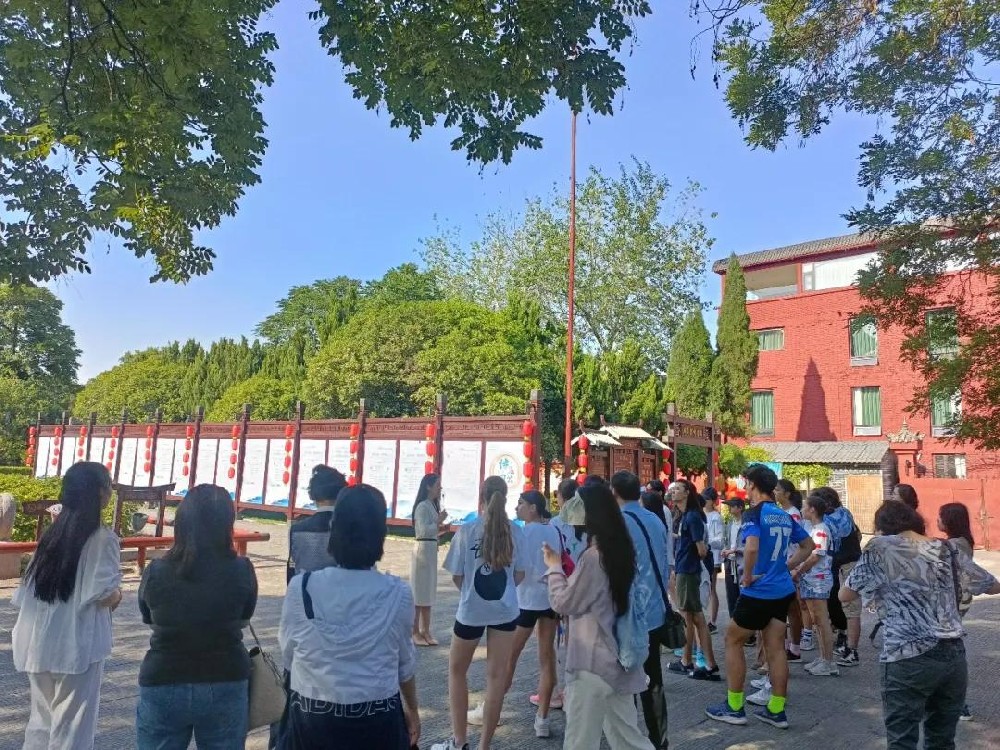 北京法国国际学校“华夏溯源中原行”游学团队到洛阳周公庙博物馆开展游学活动