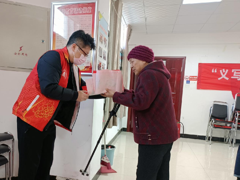 “墨香四溢 福满社区” 洛阳周公庙博物馆志愿者服务队进社区送春联活动暖人心