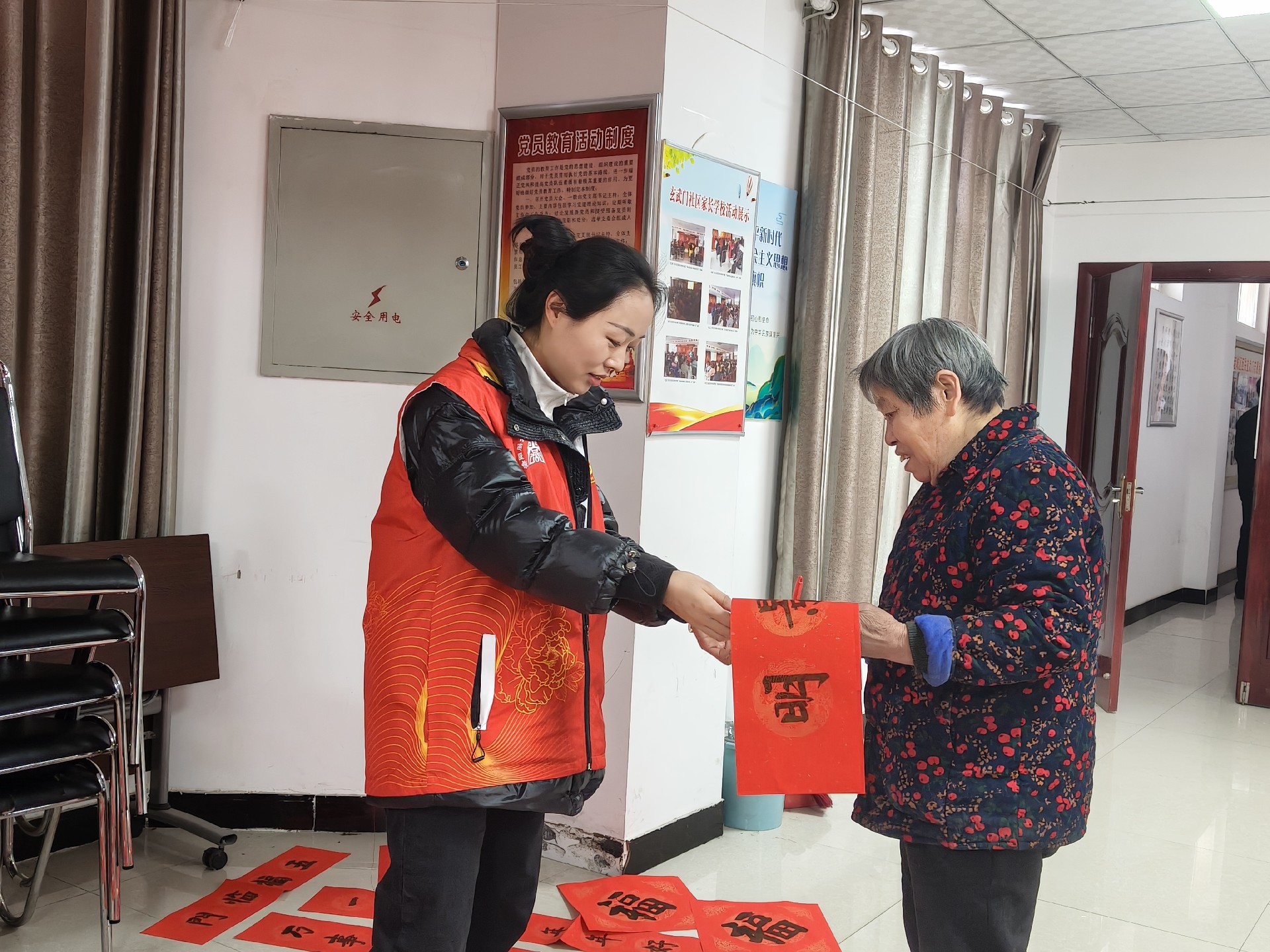 2月5日洛阳周公庙博物馆 开展“墨香传祝福 志愿暖新春”义写春联新时代文明实践活动 2.jpg